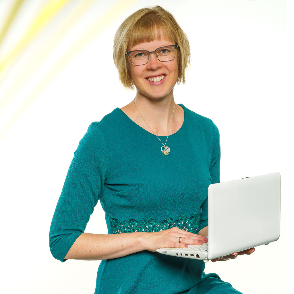 Inhaberin Stephanie Puhlmann am Laptop